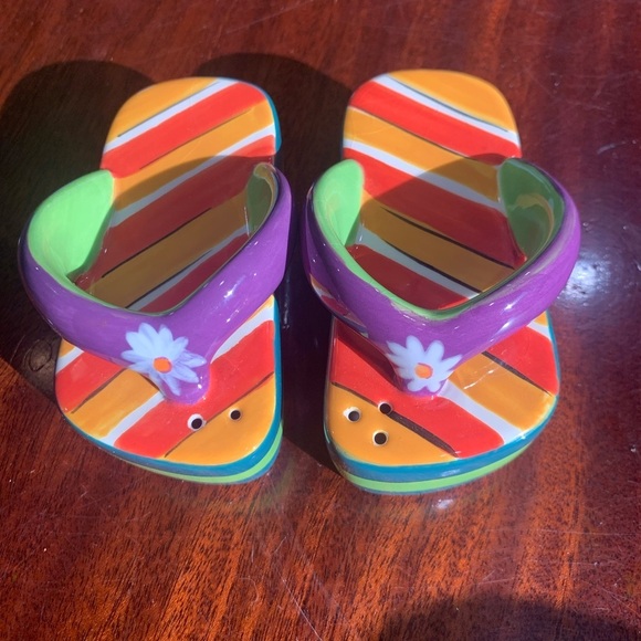 Flip Flop Salt and Pepper Shaker Set - Picture 1 of 5